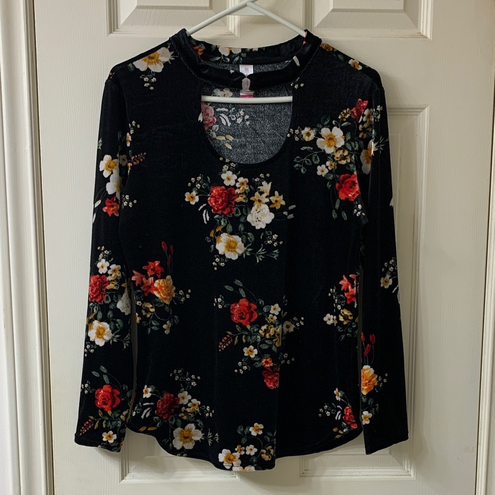 🌷3 for $25🌷No boundaries, US M, Black Red & White Floral Long Sleeve Velour Top